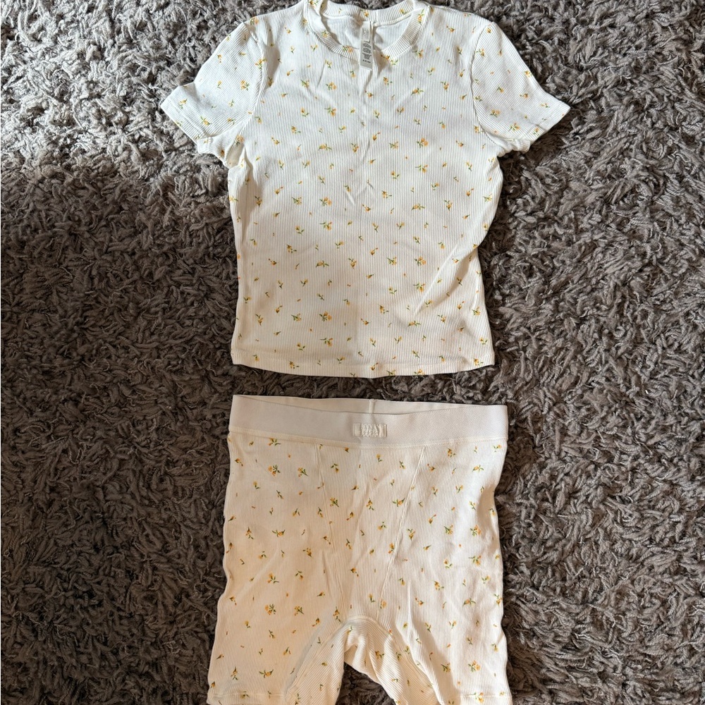 SKIMS Cream and Yellow Floral Biker Shorts Set